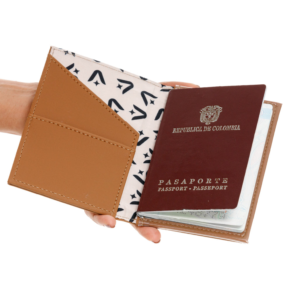 PORTAPASAPORTE PRAGA CAFE CON BORDADO