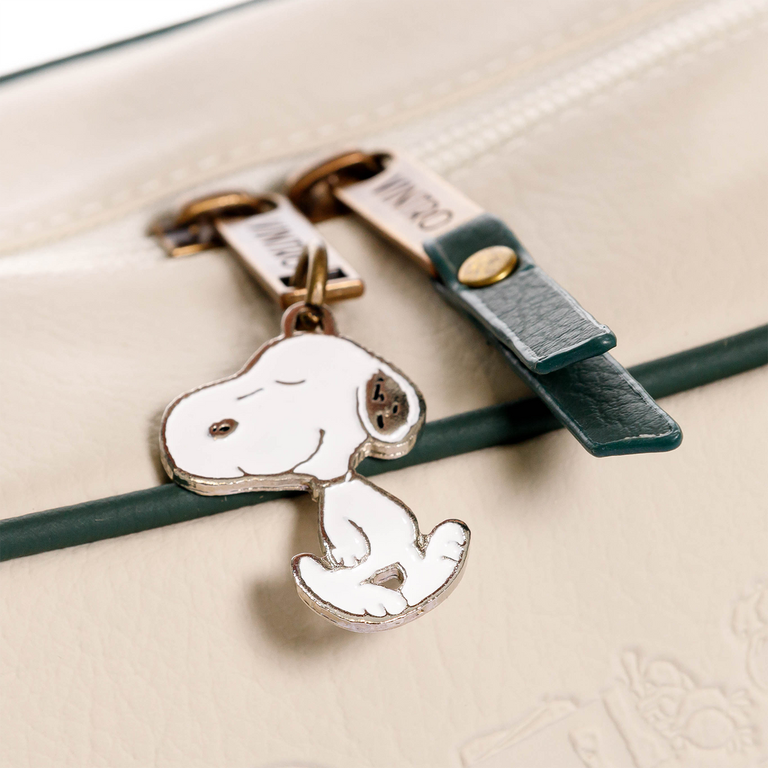 Manos libres para mujer con cargaderas Snoopy fabricado en PVC con estilo repujado con cargaderas para hombros