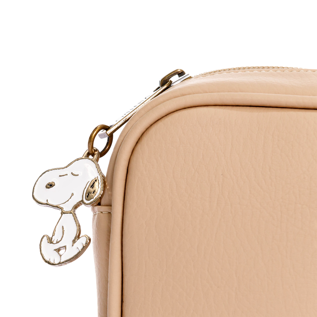Bolso para mujer con cargadera Snoopy fabricado en PVC con detalles en repujado de snoopy y dije de snoopy se con cargadera para hombros