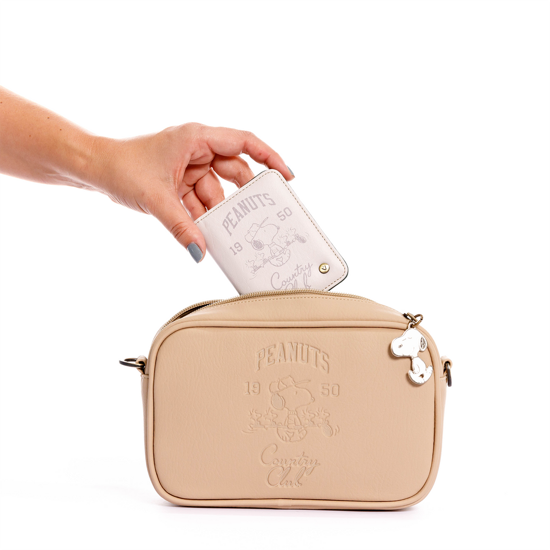 Bolso para mujer con cargadera Snoopy fabricado en PVC con detalles en repujado de snoopy y dije de snoopy se con cargadera para hombros