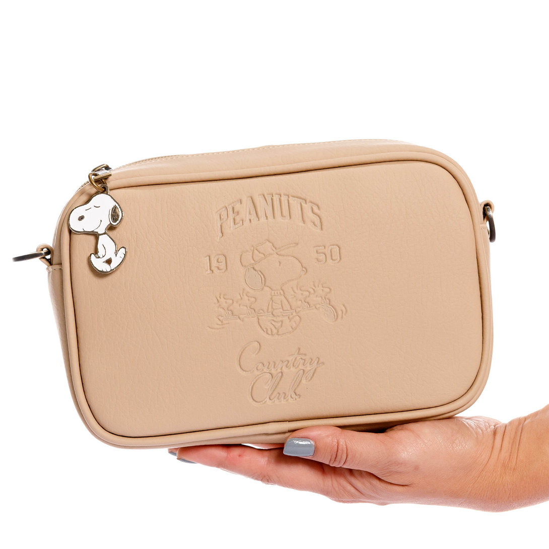 Bolso para mujer con cargadera Snoopy fabricado en PVC con detalles en repujado de snoopy y dije de snoopy se con cargadera para hombros