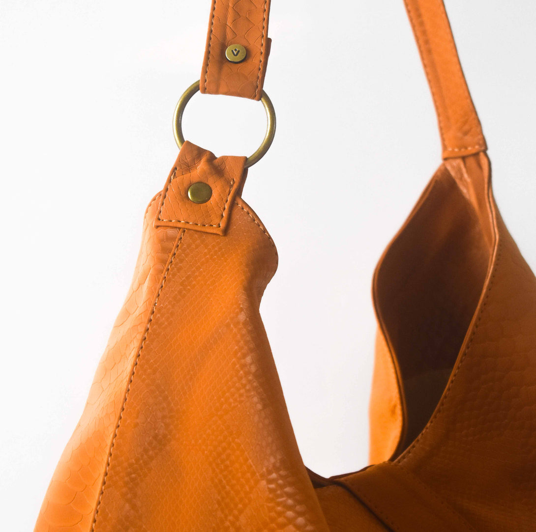 Cartera para mujer color camel con cargadera de hombro y broche