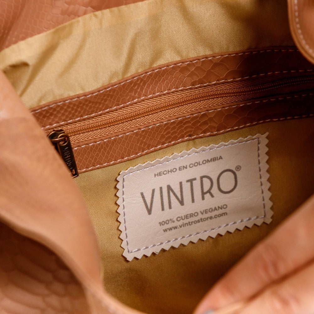 Cartera para mujer color mocca con cargadera de hombro y broche