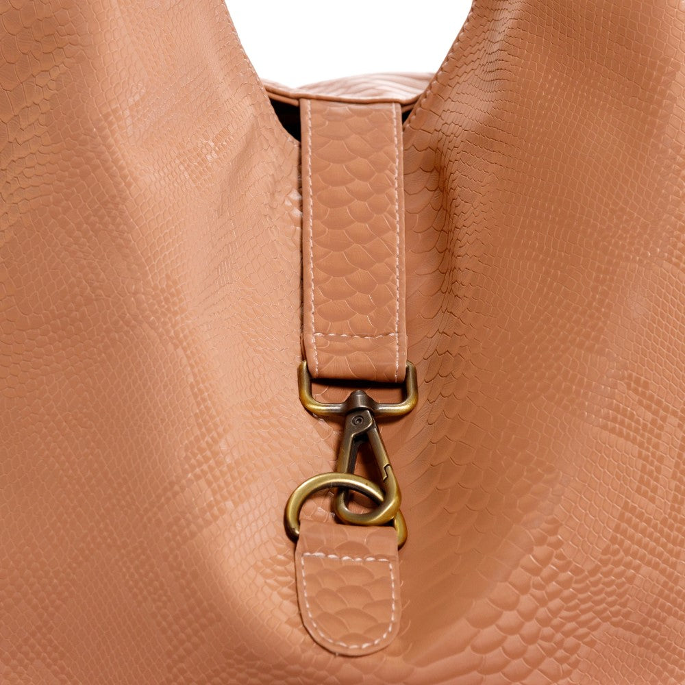 Cartera para mujer color mocca con cargadera de hombro y broche