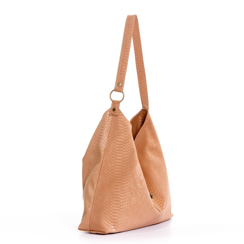 Cartera para mujer color mocca con cargadera de hombro y broche