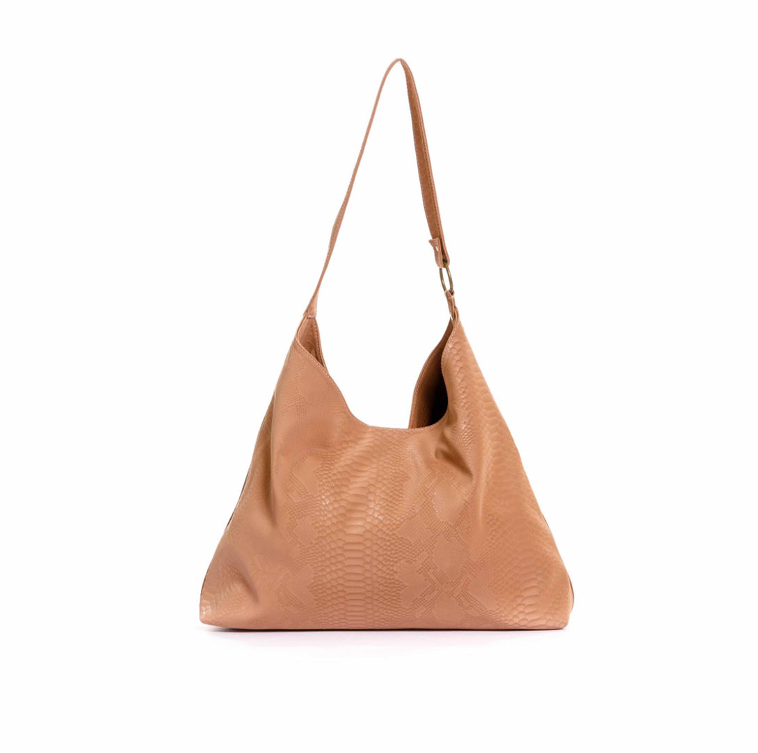 Cartera para mujer color mocca con cargadera de hombro y broche