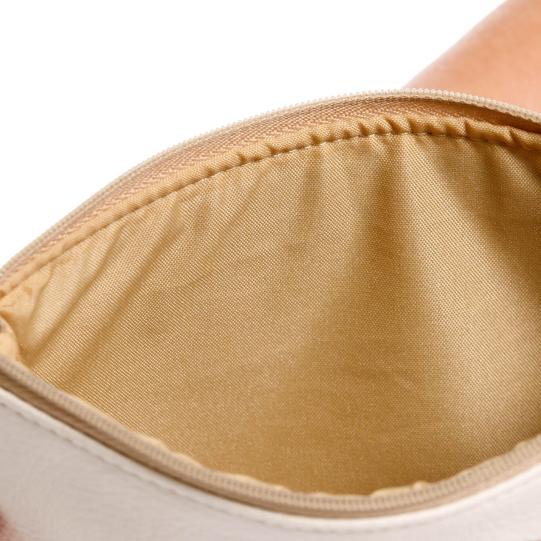 cosmetiquera pequeña, fabricado en pvc con pulsera, y bordado, color beige