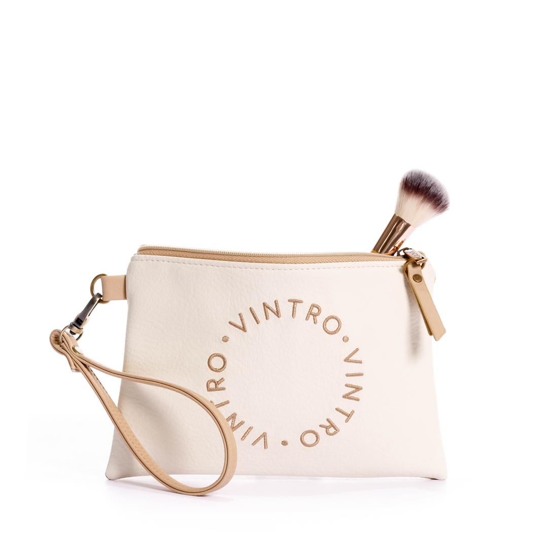 cosmetiquera pequeña, fabricado en pvc con pulsera, y bordado, color beige