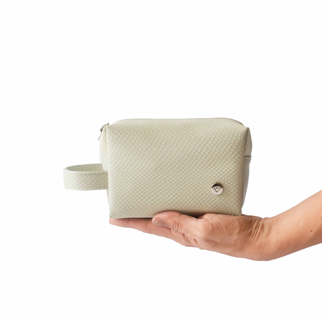 cosmetiquera mini parís color verde con cremallera y pulsera