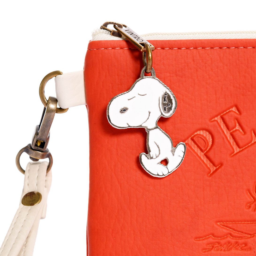 Cosmetiquera para mujer con pulsera Snoopy fabricado en PVC con detalles en repujado