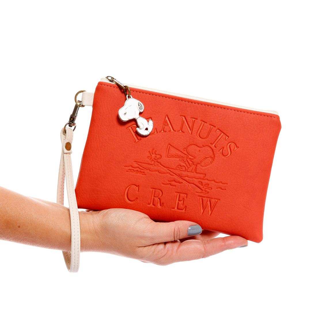 Cosmetiquera para mujer con pulsera Snoopy fabricado en PVC con detalles en repujado