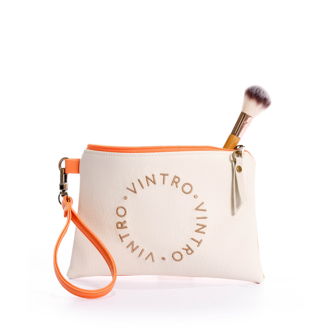 cosmetiquera pequeña, fabricado en pvc con pulsera, y bordado, color naranja