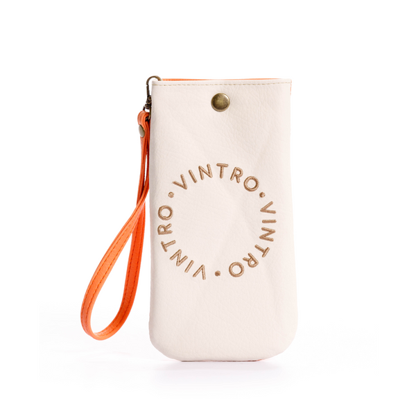 estuche para gafas o celular en color solido, fabricado en pvc, con pulsera y bordado color naranja