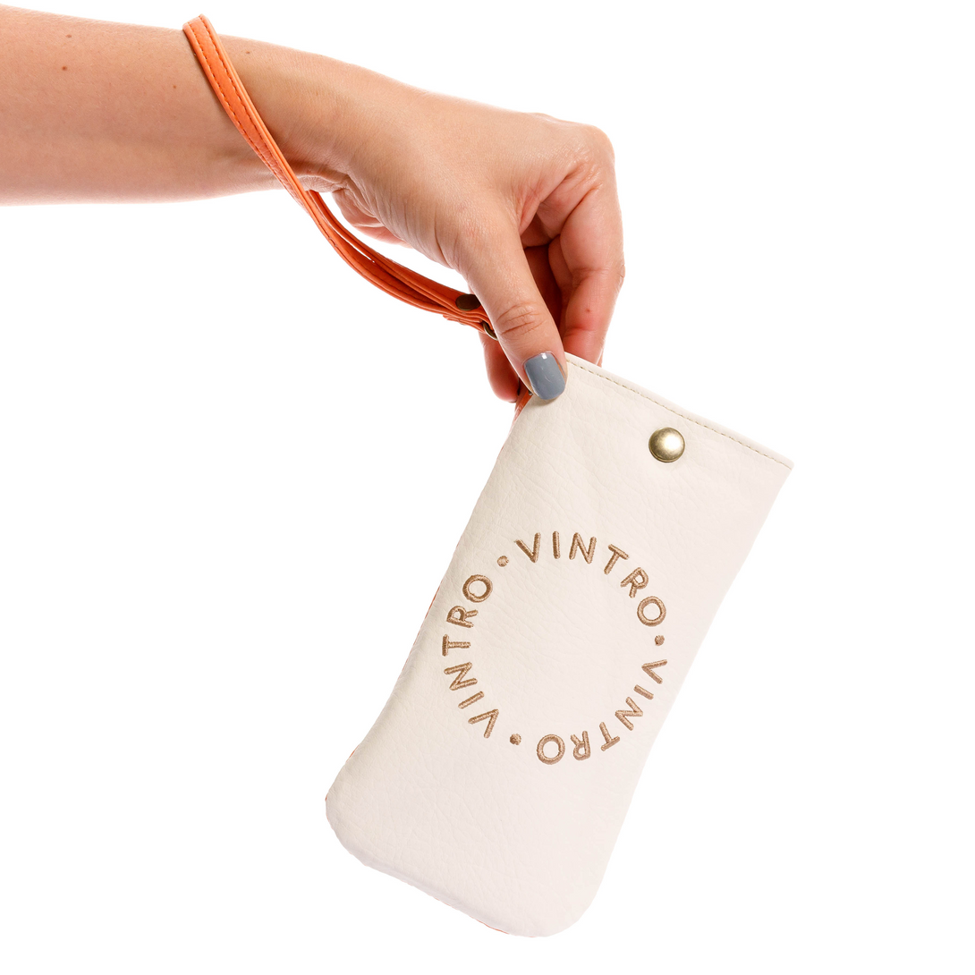 estuche para gafas o celular en color solido, fabricado en pvc, con pulsera y bordado color naranja