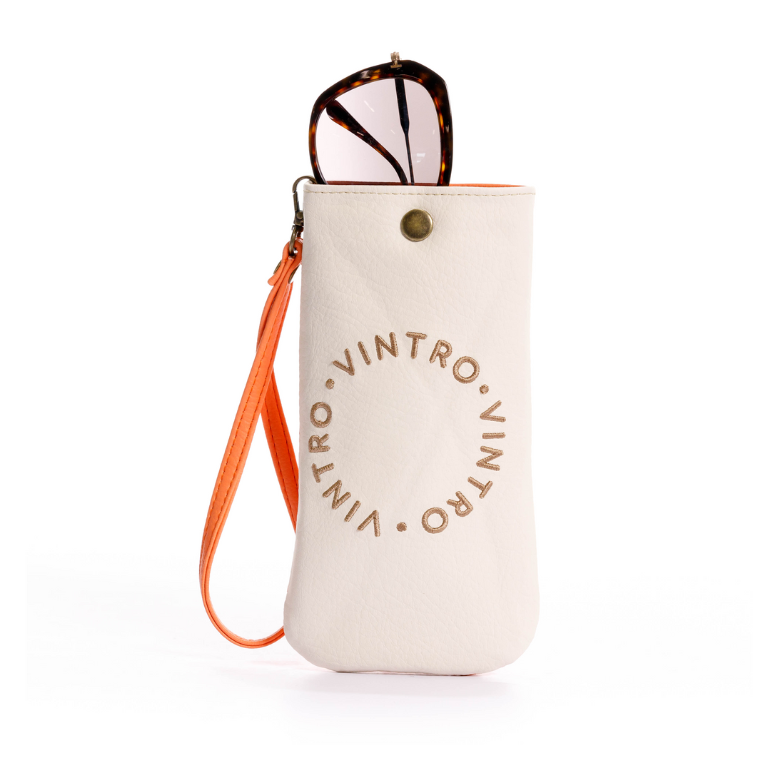 estuche para gafas o celular en color solido, fabricado en pvc, con pulsera y bordado color naranja
