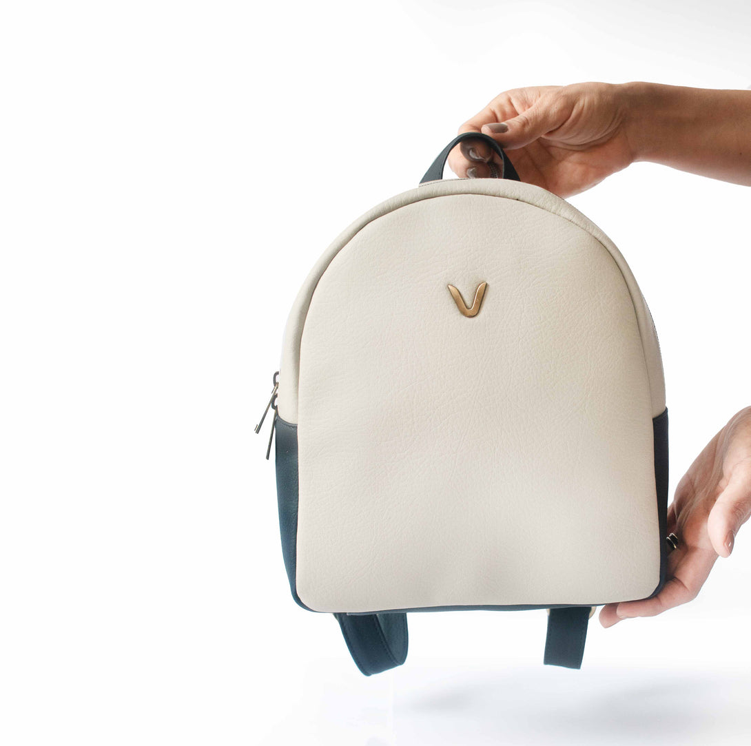 morral mini seda con cargaderas color negro y gris con cargaderas