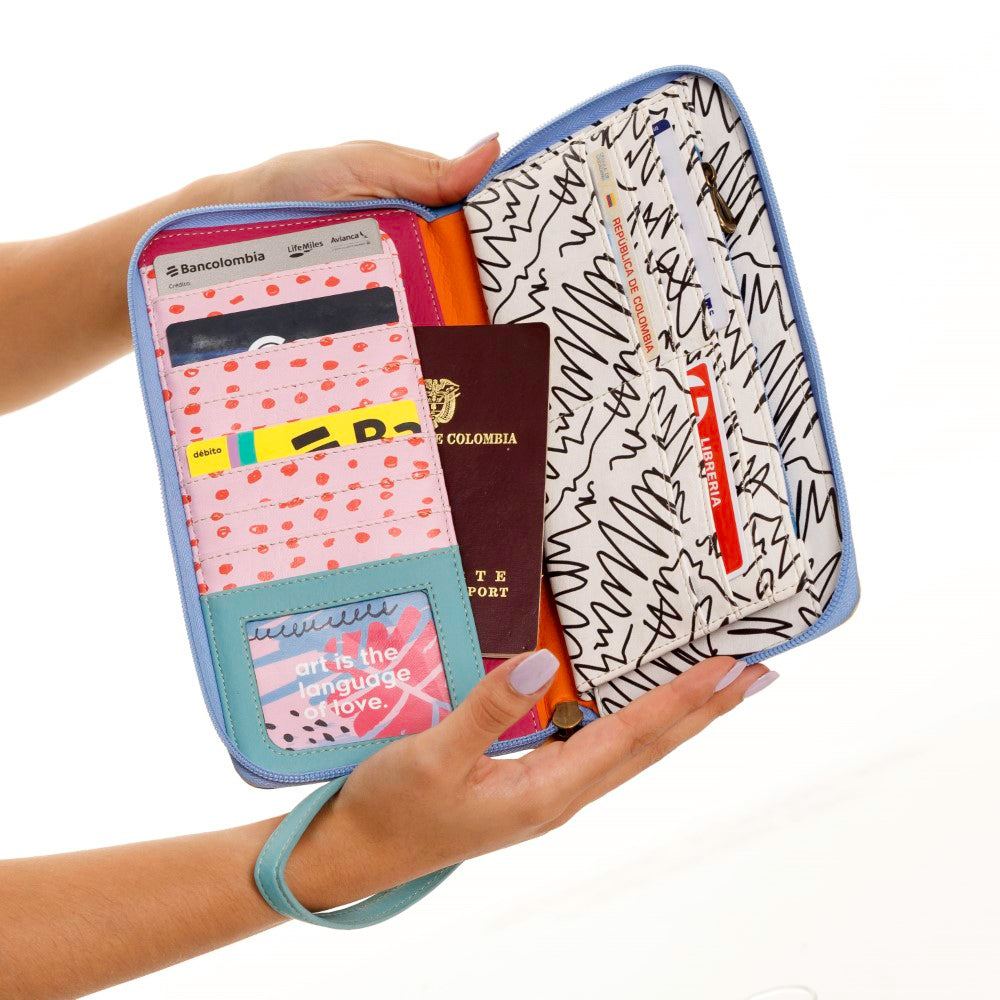 BILLETERA DE VIAJE PARA MUJER POLONIA ESTAMPADA EN CUERO VEGANO