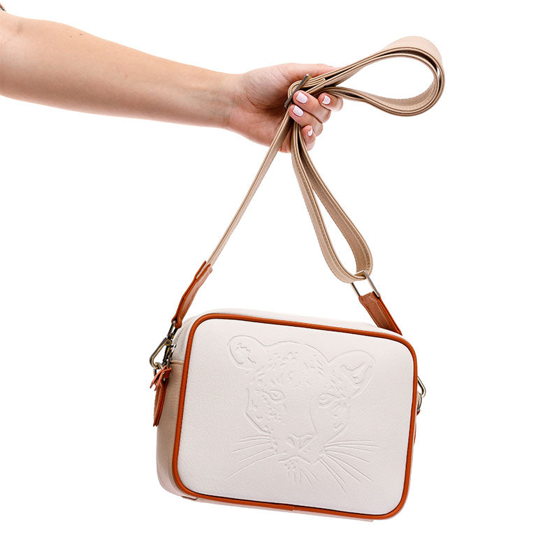 MANOS LIBRES PARA MUJER ROMA PRINT ROSADO EN CUERO VEGANO CON CARGADERA REMOVIBLE