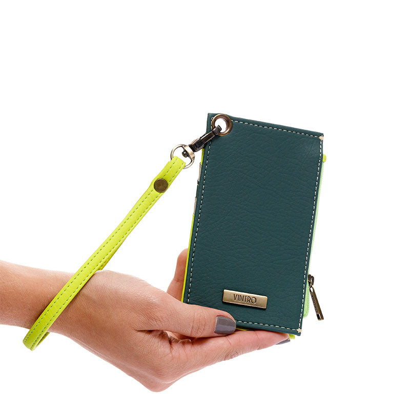 PORTADOCUMENTO PARA MUJER PARAGUAY VERDE EN CUERO VEGANO CON PULSERA